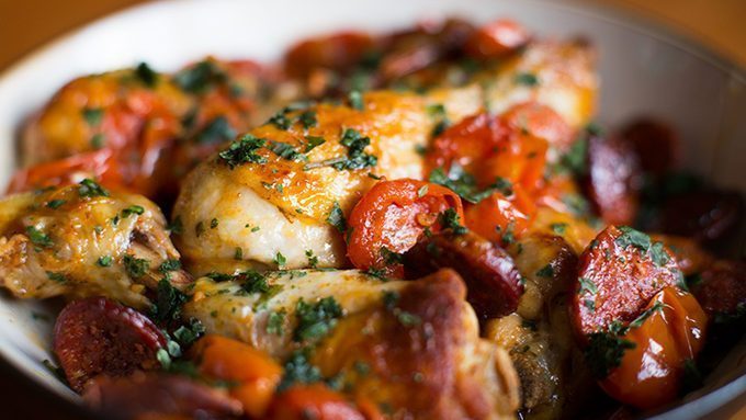  Première recette : le poulet au chorizo. Alors... ... à vos fourneaux.